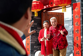 老人迎接孩子回家过年图片