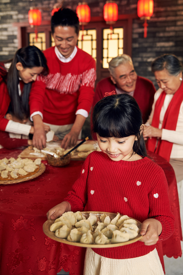 幸福家庭过年包饺子照片