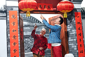 父子过年挂红灯