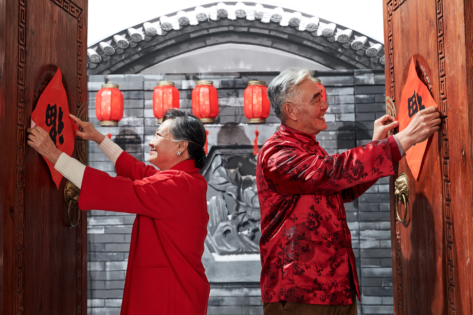 老年夫妇贴福字图片