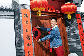 青年男人过年贴春联