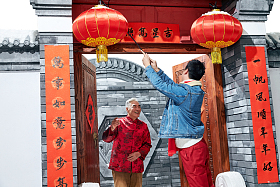 父子过年挂红灯笼图片