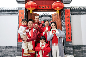 快乐家庭过新年照片