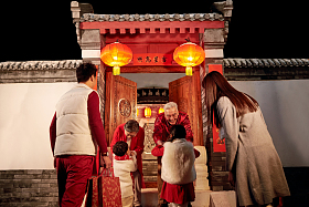 老人迎接孩子回家过年图片