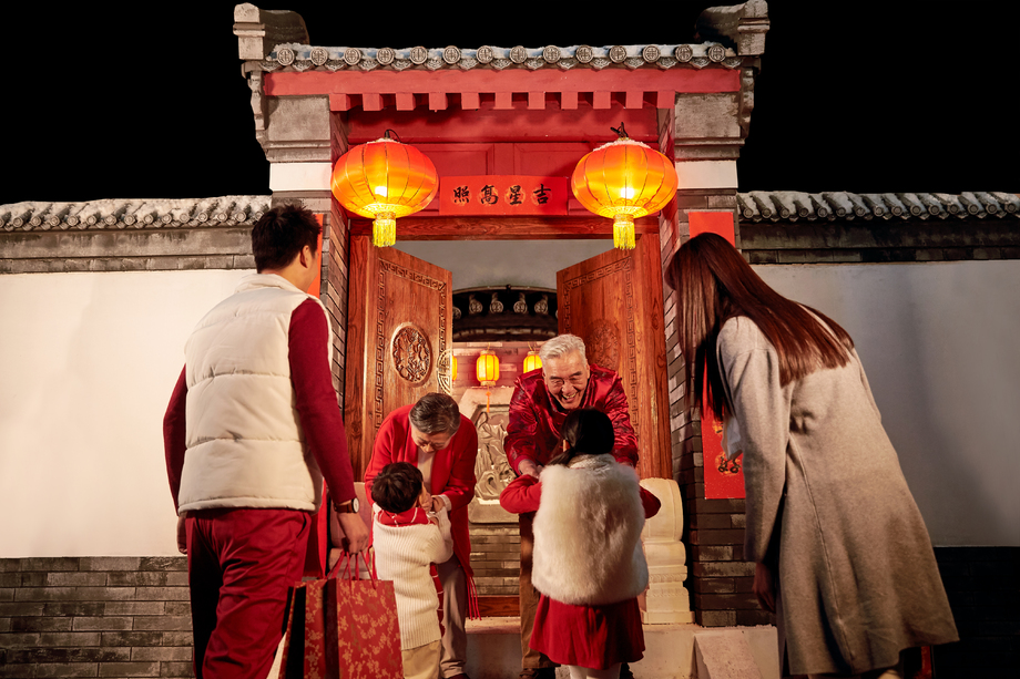 老人迎接孩子回家过年图片 老人迎接孩子回家过年图片