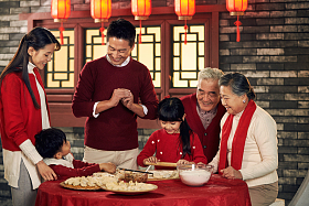幸福家庭过年包饺子图片