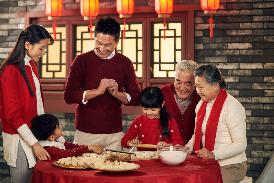 幸福家庭过年包饺子图片