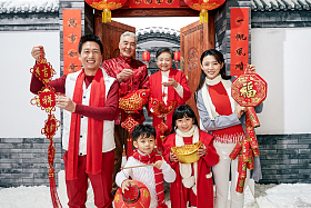 快乐家庭过新年照片