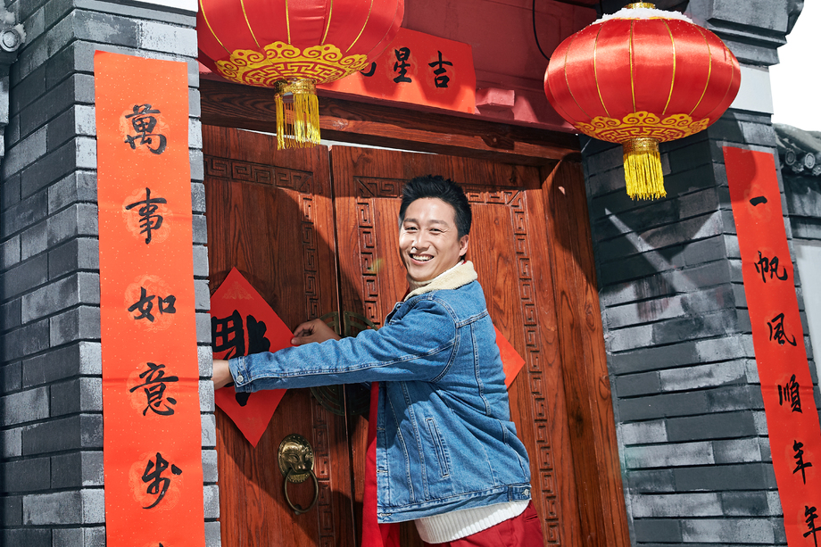 青年男人过年贴春联 青年男人过年贴春联