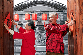 老年夫妇贴福字图片