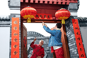 父子过年挂红灯