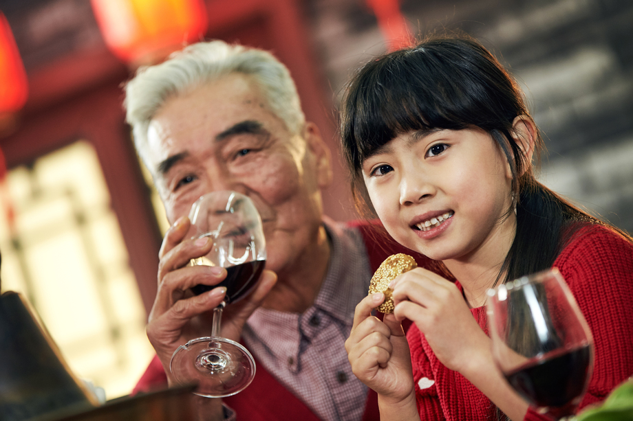 幸福家庭过年吃团圆饭照片