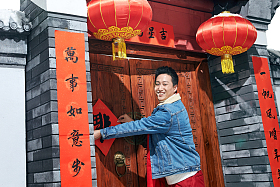 青年男人过年贴春联照片