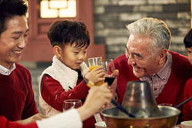 幸福家庭吃团圆饭