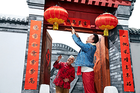 父子过年挂红灯笼图片