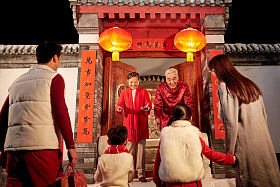 老人迎接孩子回家过年图片