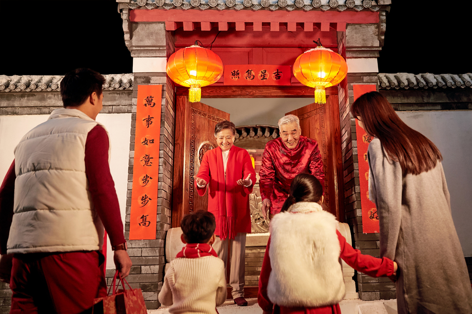 老人迎接孩子回家过年图片 老人迎接孩子回家过年图片