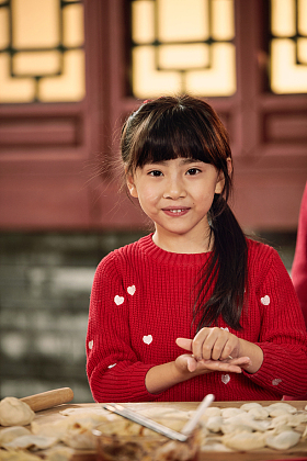 小女孩过年包饺子照片