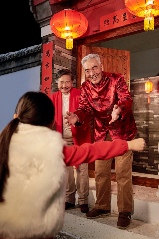 老人迎接孩子回家过年图片