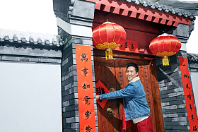 青年男人过年贴春联图片