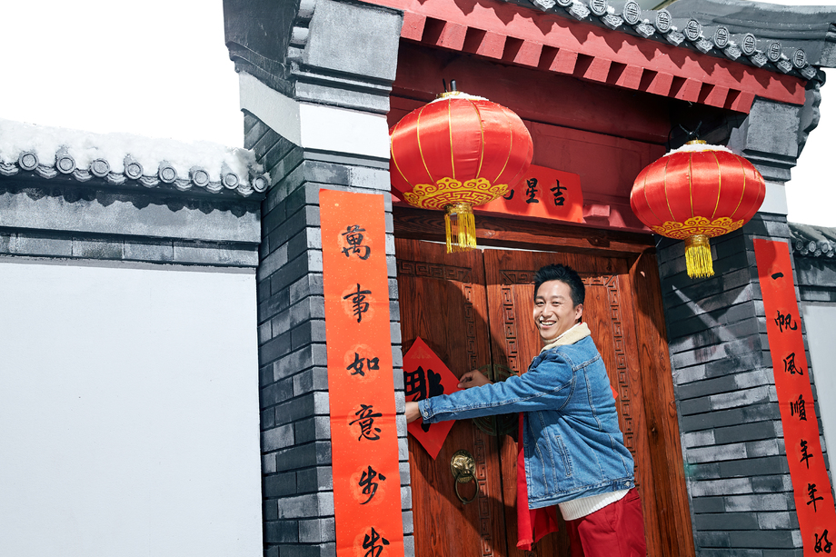 青年男人过年贴春联图片 青年男人过年贴春联图片