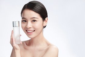 青年女人拿着护肤品照片
