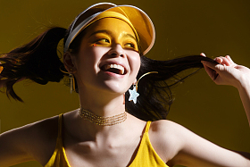 快乐的年轻女人照片