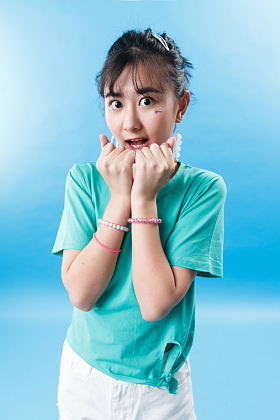 表情震惊的年轻女人