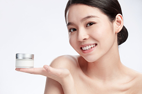 青年女人拿着护肤品图片