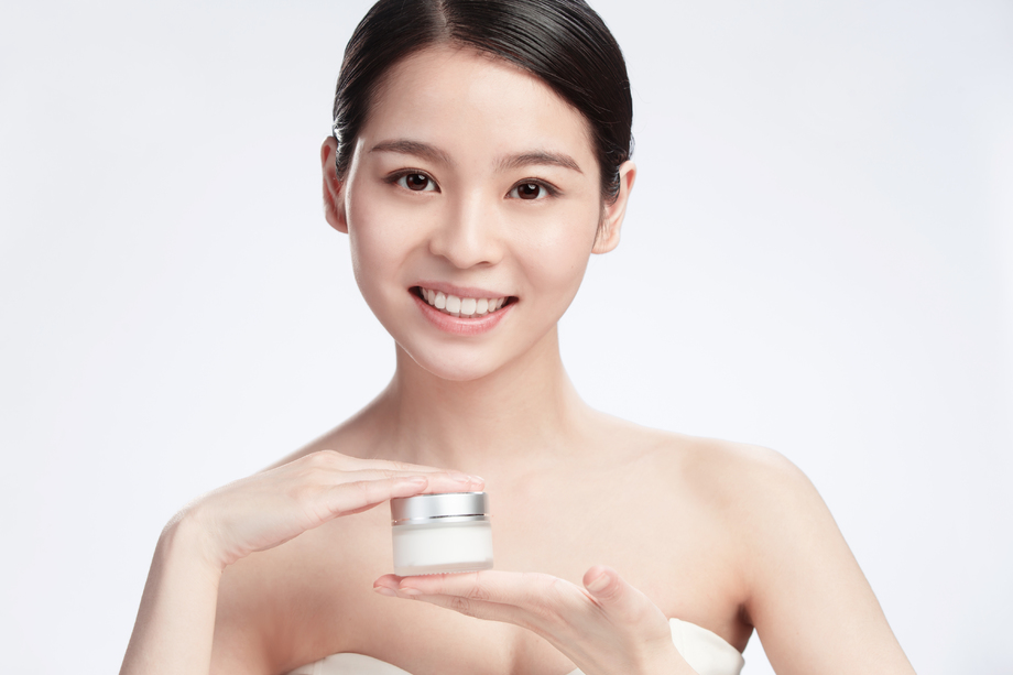 青年女人拿着护肤