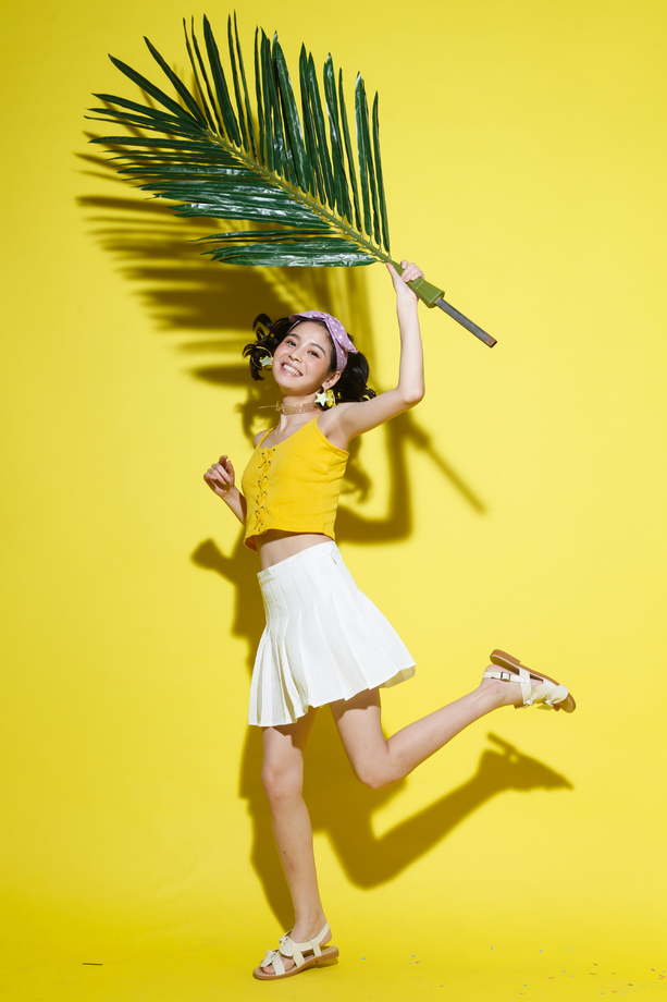 快乐的年轻女人照片