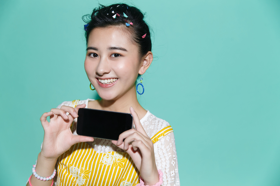 年轻女人拿着手机