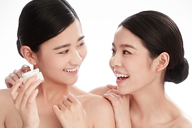 漂亮的女闺蜜使用护肤