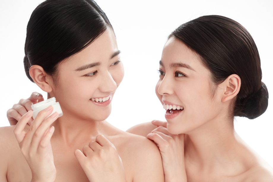 漂亮的女闺蜜使用护肤 漂亮的女闺蜜使用护肤