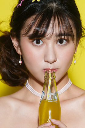 年轻女人喝汽水照片