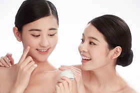 漂亮的女闺蜜使用护肤