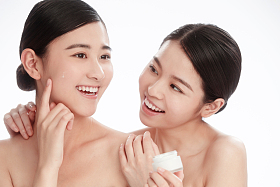 漂亮的女闺蜜使用护肤品照片