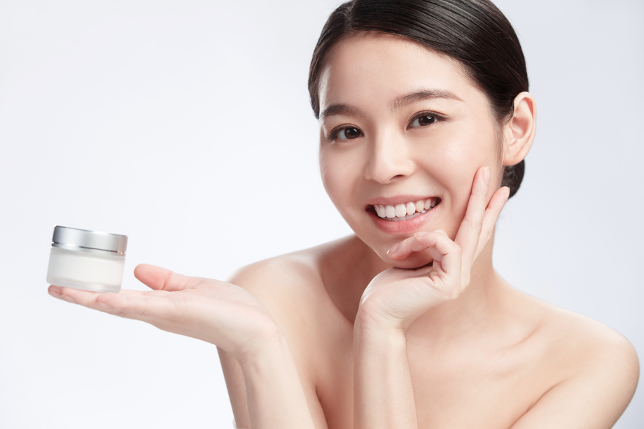 青年女人拿着护肤 青年女人拿着护肤