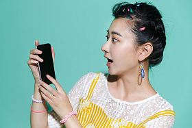 年轻女人拿着手机图片
