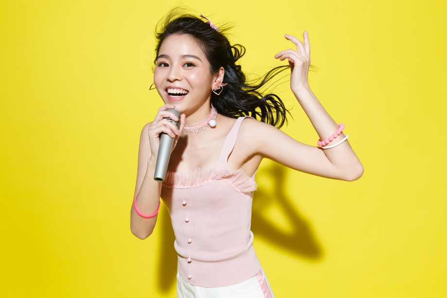 年轻女人唱歌图片