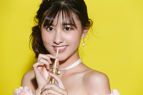 年轻女人喝汽水照片