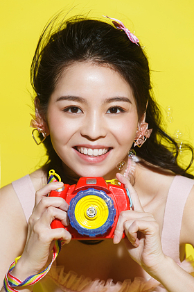 年轻女人拿着相机