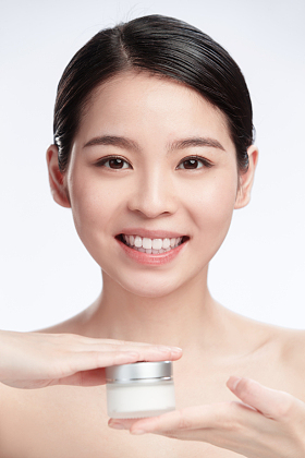 青年女人拿着护肤品图片