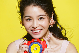 年轻女人拿着相机