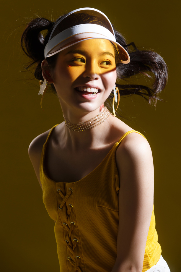 快乐的年轻女人照片