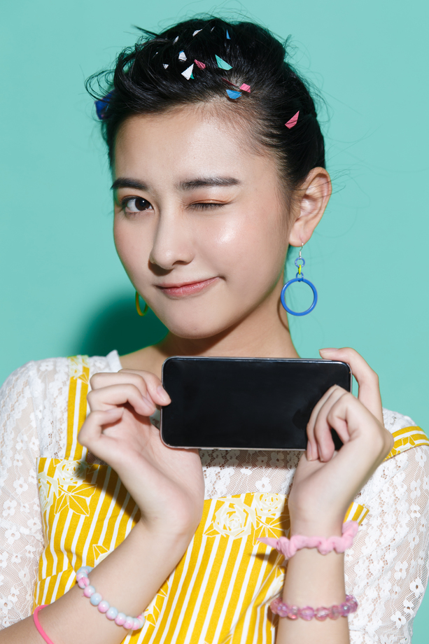 年轻女人拿着手机图片