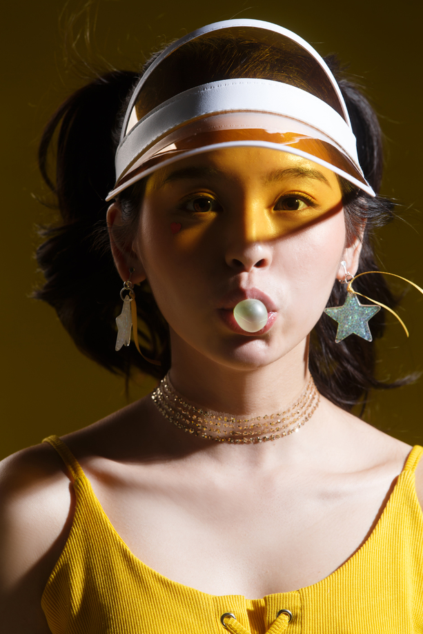 快乐的年轻女人照片