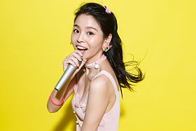 年轻女人唱歌图片