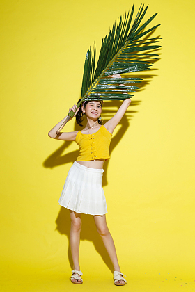 快乐的年轻女人照片