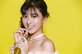 年轻女人喝汽水